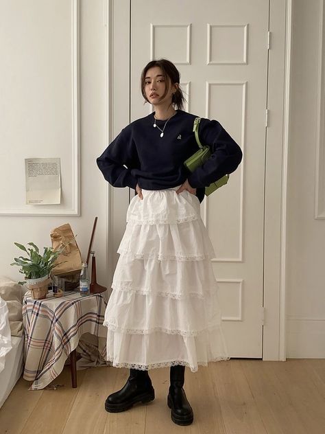 Mode Ulzzang, White Skirt, 가을 패션, Tier Skirt, Looks Style, Tiered Skirt, Looks Vintage, Modest Outfits, Skirt Outfits