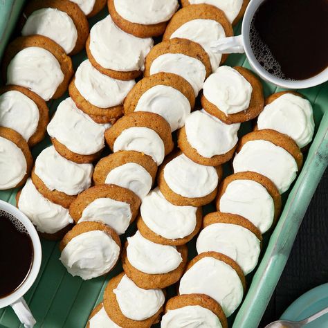 Pumpkin Cookies with Cream Cheese Frosting Pumpkin Cookies With Cream Cheese, Pumpkin Cookies Easy, Cookies With Cream Cheese Frosting, Pumpkin Cream Cheese Pie, Cookies Pumpkin, Cookies With Cream Cheese, Cupcake Cream, Pumpkin Cookie, Pumpkin Cream Cheeses