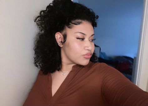 Short Curly Side Part, Curly Natural Hairstyles, Curly Side Part, Side Swoop, Pale Girl, Wash And Go, Hairdos For Curly Hair, Side Part, Short Curly Hair