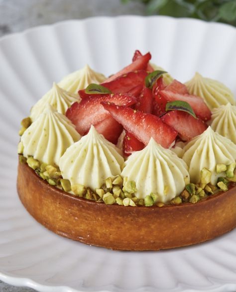 Tarte pistache et fraise – Clélia Food & Photo Strawberry Tarts Mini, Cake Filling Recipes, Strawberry Tart, Tart Dessert, Tart Baking, Mini Tart, Pastry Desserts, Coffee Dessert, Fancy Desserts