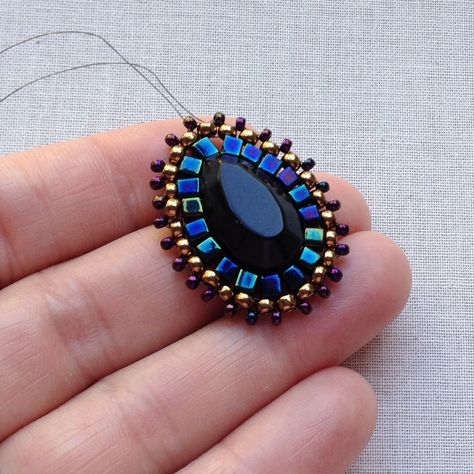 Lisa Yang's Jewelry Blog: Busy with Brick Stitch: New Tutorials Beaded Brick Stitch Patterns, Beaded Cabochon, Seed Bead Bracelets Diy, Seed Bead Tutorials, Beadwork Tutorial, Lisa Yang, Beaded Bracelets Tutorial, Seed Bead Tutorial, Jewelry Techniques