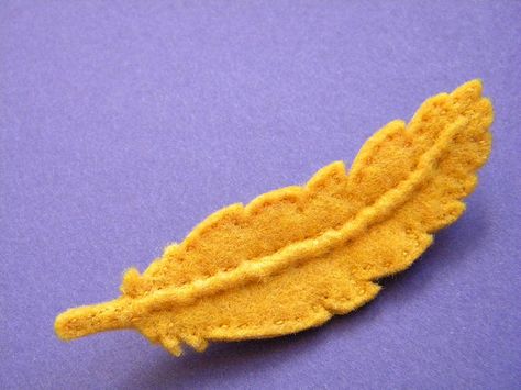 Feather Brooch, Felted Wool Crafts, Felt Crafts Diy, Fabric Brooch, Felt Embroidery, Felt Jewelry, Wool Projects, Felting Tutorials, Felt Brooch