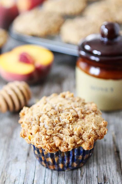 Honey Peach Muffins with Oat Streusel Topping Recipe Peach Muffin, Oat Streusel Topping, Peach Muffin Recipes, Wheat Muffins, Streusel Topping Recipe, Whole Wheat Muffins, Cupcakes Easy, Peach Muffins, Cupcakes Recipes