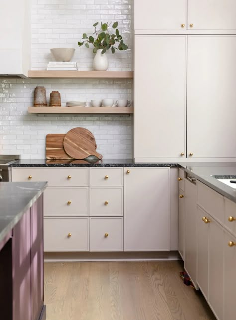 Slim Shaker Cabinet, Modern Kitchen Trends, Slim Shaker, Vintage Pantry, Builder Grade Kitchen, Shaker Kitchen Cabinets, Neutral Kitchen, Classic Kitchen, Shaker Cabinets