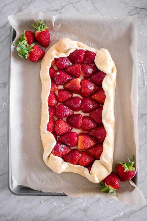 Rustic Pie, Strawberry Galette, Oat Crumble Topping, Fresh Strawberry Recipes, Oat Crumble, Pastry Pie, Homemade Pastries, Summer Dessert Recipes, Butter Pie