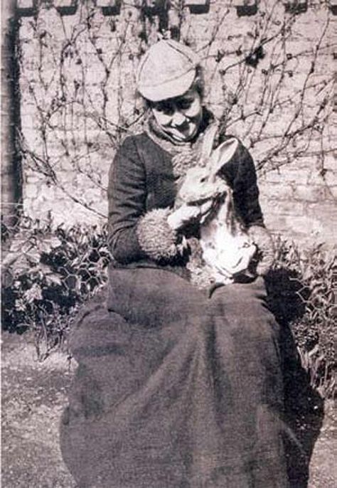 Beatrix Potter and her pet rabbit, The Real Peter Rabbit! <3 Salvatore Dali, Beatrice Potter, Somebunny Loves You, Peter Rabbit And Friends, Pierre Auguste Renoir, Interesting History, Power Girl, Beatrix Potter, Peter Rabbit