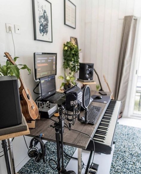 Producer Room Aesthetic, Home Recording Setup, Producer Desk Setup, Recording Studio Bedroom Ideas, Mini Home Studio Music, Mini Music Studio Room, At Home Recording Studio Aesthetic, Room Ideas For Musicians, Singing Studio Room