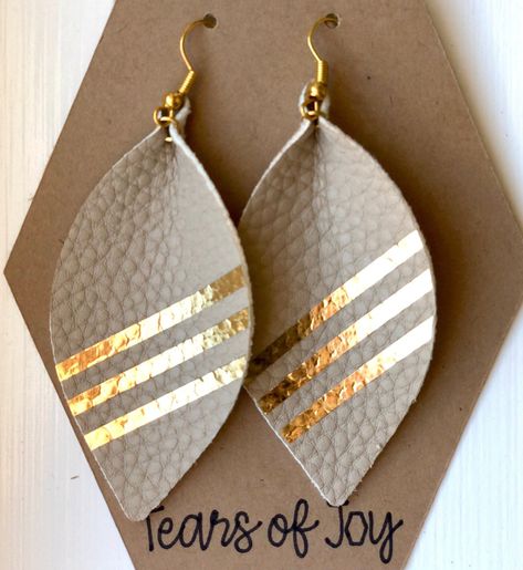 Diy Leather Engraving, Earrings Cricut, Faux Leather Jewelry, Jean Ideas, Cricut Earrings, Leather Jewelry Making, Handmade Leather Jewelry, Homemade Earrings, Faux Leather Bracelets