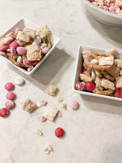 Valentine’s Day Desserts // Valentine’s Day Food Ideas Mini Pretzels Recipes, Chex Mix Ingredients, Valentine Snack, Dating Yourself, Deep In Love, Valentines Snacks, Mini Pretzels, Pretzels Recipe, Chex Mix