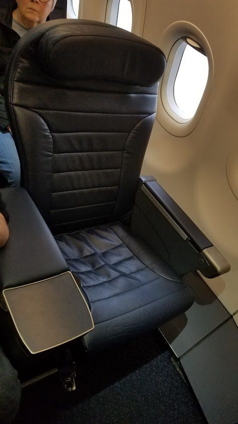 The Super Weird Reason Spirit Airlines Offers A First Class Seating Option - View from the Wing Airline Seats, First Class Seats, Spirit Signs, Spirit Airlines, O Hare, Alaska Airlines, Creating A Newsletter, The Wing, American Airlines