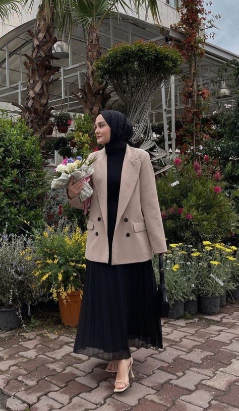 Modest Outfits With Blazers, Blazer Muslimah Outfit, Elegant Classy Hijab Outfits, Blazer With Dress Hijab, Ootd Blazer Casual, Office Hijab Style, Hijab Corporate Outfit, Blazer Outfits Casual Hijab, Abaya With Blazer