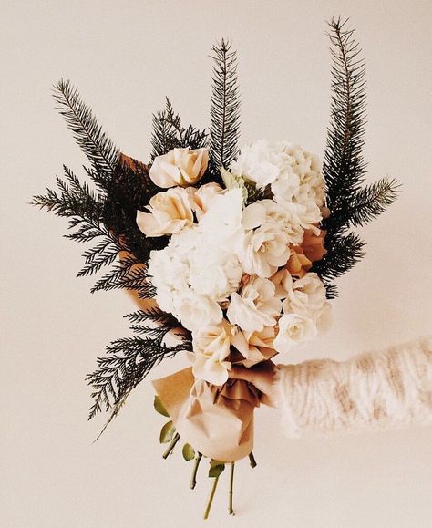 #weddingideas #weddingbouquet #weddingflowers #flowers Flowers And Greenery, Deco Floral, Arte Floral, Love Flowers, Pretty Flowers, Wedding Centerpieces, Dahlia, Winter Wedding, Bridal Bouquet