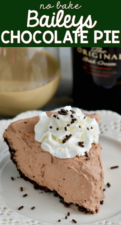 This No Bake Baileys Chocolate Pie is the perfect easy dessert . . . with booze! Baileys Chocolate Pie, Baileys Desserts, Baileys Dessert, Baileys Irish Cream Recipes, Irish Cream Recipe, Irish Desserts, Baileys Recipes, Chocolate Pie Recipes, Boozy Desserts