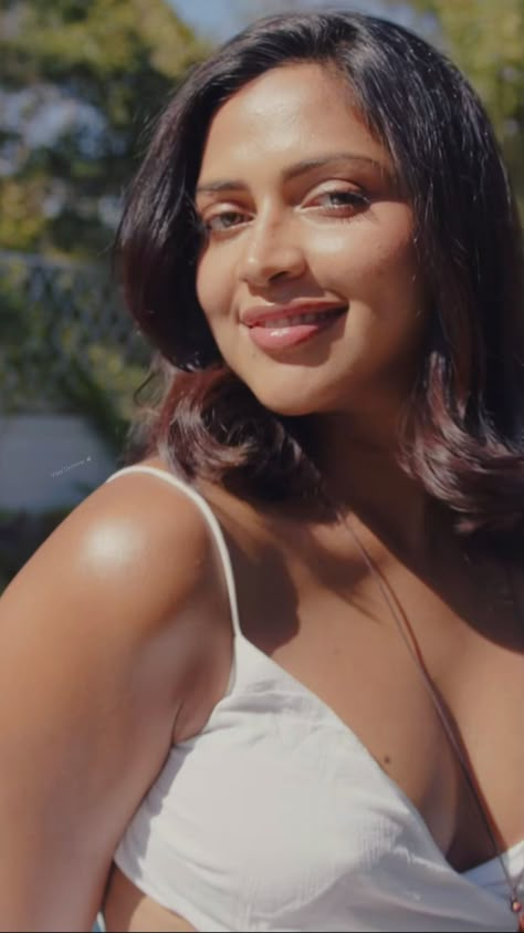 Amala Paul Glamour, Amla Paul, Hiding Feelings, Dream Motivation, Actress Hairstyles, Amala Paul, Beauty Posters, Actress Wallpaper, Viking Necklace