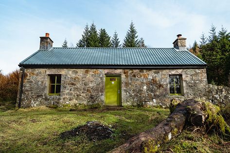 Gleann Dubh-Lighe Bothy in the morning sun Scottish Bothies, Scottish Croft, Stone Cottage Homes, Scottish Cottages, Welsh Cottage, Natural Architecture, Irish Houses, Scottish Homes, Stone Cottages