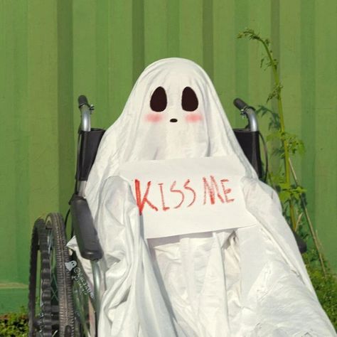 Ghost Love, What's My Aesthetic, Pinterest Art, Romantic Couple Kissing, Ghost Cartoon, Ghost Costume, Love Moon, Matching Halloween, Halloween Icons