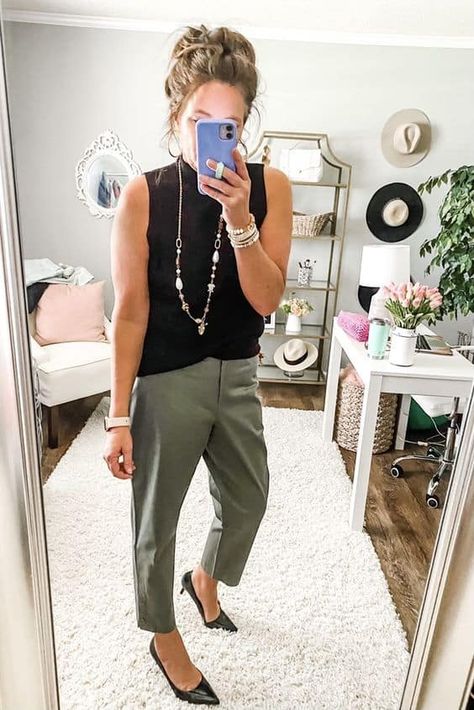 Casual Work Outfits Women, Best Casual Outfits, Business Casual Outfits For Women, Fashion To Figure, Elegante Casual, Business Outfit, Casual Work Outfits, Hair Tutorials, Green Pants