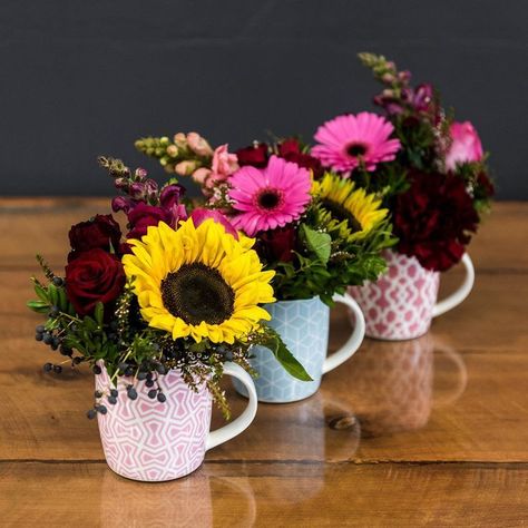 Amazing appealing valentine's day flower decor ideas 2023 | Latest ideas about valentineday Teacher Flowers Gifts, Teachers Day Flowers Gift Ideas, Teacher Flower Arrangements, Mug Flower Arrangements, Flower For Teacher, Teachers Day Flowers, Flower Decor Ideas, Gift Arrangement, Mothers Day Plants