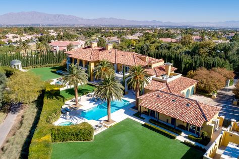 Las Vegas Luxury, Luxury Modern Homes, Wynn Las Vegas, Las Vegas Homes, Unusual Home, Hotel Industry, Celebrity Houses, Outdoor Entertaining, Outdoor Lifestyle