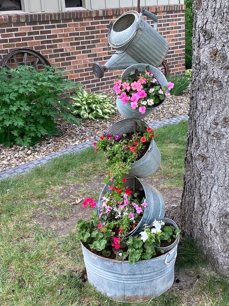 40 Creative Gardening Examples People Shared On This Facebook Group With 1.1M Members Front Yard Garden Design, Garden Junk, Garden Decor Projects, Garden Containers, Garden Art Projects, Creative Gardening, Garden Yard Ideas, Diy Farmhouse, Rustic Garden Decor