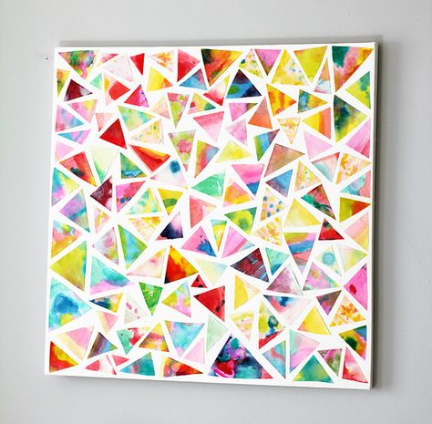 paint paper with watercolors, let dry and cut into triangles, pick triangles and glue down randomly, leaving white around each one. Space Hacks, Kunst Collages, Classe D'art, Auction Projects, Amazing Crafts, Collaborative Art, Kids Artwork, Centerpiece Ideas, Amazing Diy