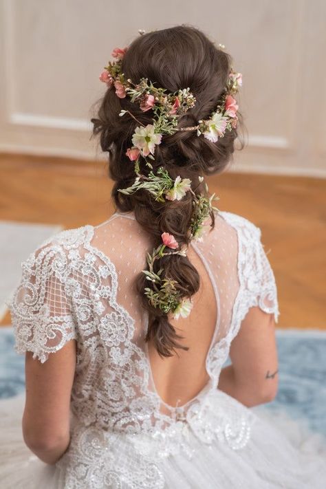 Wedding Tiara Hairstyles, Hairstyle Long, Hair Garland, Wedding Hair Vine, Romantic Wedding Hair, Hair Wreaths, Bridal Hairstyle, Bridal Flower, Flower Hair Comb