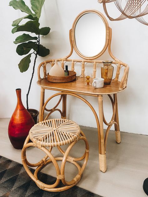 Get it Now Guys😍 A dressing table for your beauty essentials, completed in a rattan construction, with the perfect space to store your jewelry and cosmetics. This vanity table has an oval built-in mirror, making it the ideal addition to a bedroom. Click the link on the bio and grab it now !!! Boho Makeup Table, Boho Dressing Table, Rattan Vanity, Boho Vanity, Costal Bedroom, Boho Mirrors, Boho Mirror, Wicker Mirror, Bamboo Decor