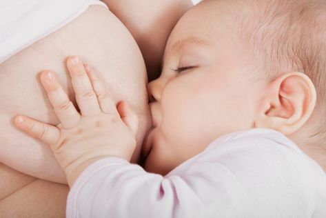 ¿Cómo saber si mi bebé está succionando bien el pecho? - https://www.somosmamas.com.ar/maternidad/como-saber-si-mi-bebe-esta-succionando-bien-el-pecho/ ¿Mi bebé está mamando bien? ¿Cómo saber si está succionando correctamente? Para muchas mamás, en especial las primerizas, estas son las inquietudes más recurrentes cuando comienzan a amamantar a su bebé. Algunas mamás no tienen el pezón bien formado, otras simplemente no encuentran la posición ideal, pero sea c Mother Feeding, Stopping Breastfeeding, Mother Photos, Fall Wedding Guest, Breast Milk, First Baby, Baby Feeding, Parenting, Health