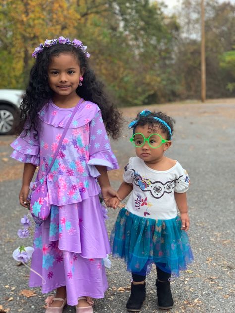 Encanto Family Costume, Encanto Halloween Costumes, Mirabel And Isabela, Costumes For Sisters, Halloween Costumes For Sisters, Madrigal Sisters, 2022 Halloween Costumes, Halloween Costumes Family, Sister Halloween Costumes