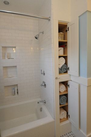 Makeover Kamar Mandi, Guest Bathroom Design, Desain Pantry, Bad Inspiration, Small Bathroom Makeover, Hall Bathroom, Vintage Bath, Bathroom Remodel Shower, Upstairs Bathrooms