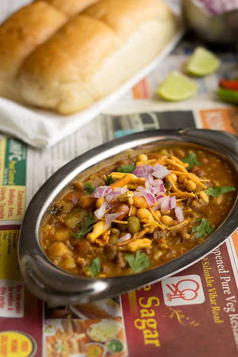 Misal Pav Recipe, How to make Mumbai Misal Pav Recipe Missal Pav Recipe, Pune Street, Misal Pav Recipes, Misal Pav, Pav Bhaji Recipe, Pav Recipe, Spicy Curry, Mumbai Street Food, Food Indian