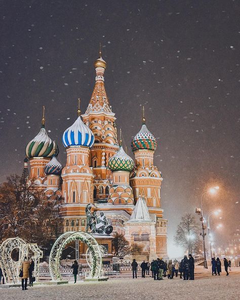 Christmas In Russia, Moscow Winter, Europe Countries, Travel Places, Moscow Russia, Travel Aesthetic, Moscow, Places To Travel, Taj Mahal