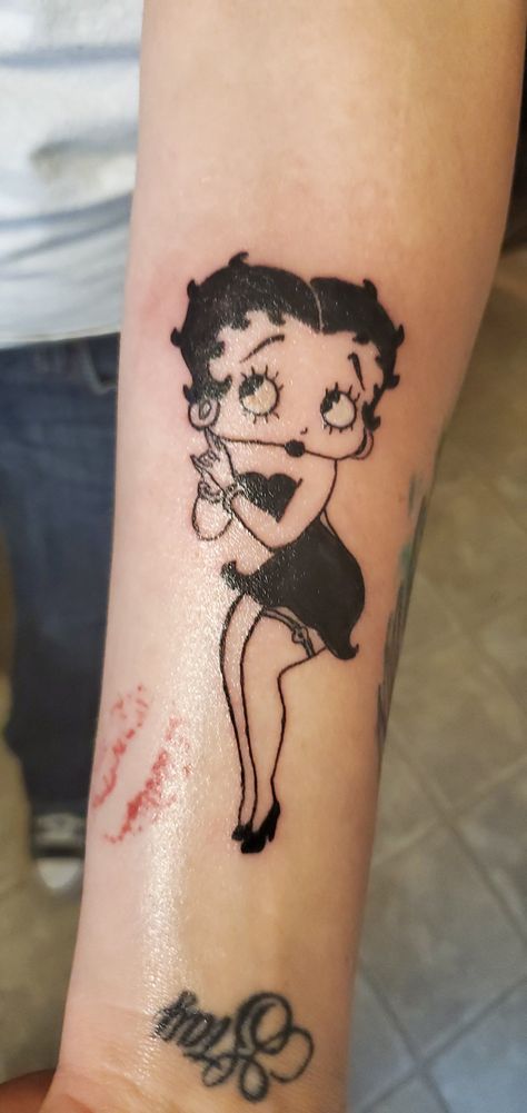 Betty Boop And Pudgy Tattoo, Betty Boop Pin Up Tattoo, Goth Betty Boop, Betty Boop Tattoo Vintage, Pink Panther Tattoo, Betty Boop Tattoo Ideas, Betty Boop Tattoo, Baddie Tats, Monroe Tattoo