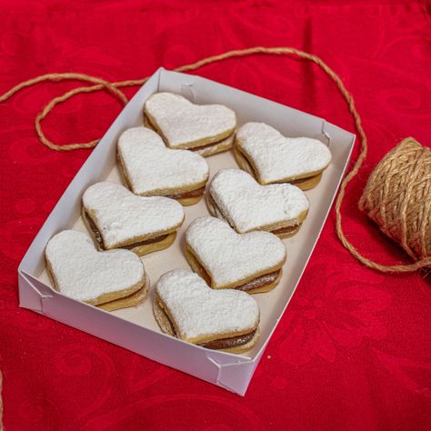 Caja de alfajores en forma de corazon para regalar en san valentin Postres Para San Valentin Ideas, Ideas Para Vender En San Valentin, San Valentin Ideas Para Vender, Donut Dessert, Valentines School, Tea Party, Sprinkles, Valentine Gifts, Food Photography