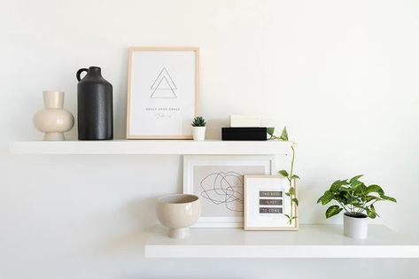 Neutral minimal black white and wood office decor ideas and inspiration. White floating shelf above desk decor with a pop of greenery. Minimalist vases complete the look with inspirational art prints. #officedecor Black White And Wood Office, Floating Shelves Above Desk, Shelves Decoration Ideas, Office Floating Shelves, Wood Office Decor, Shelves Above Desk, Minimalist Shelves Decor, Lack Shelves, Ikea Lack Shelves