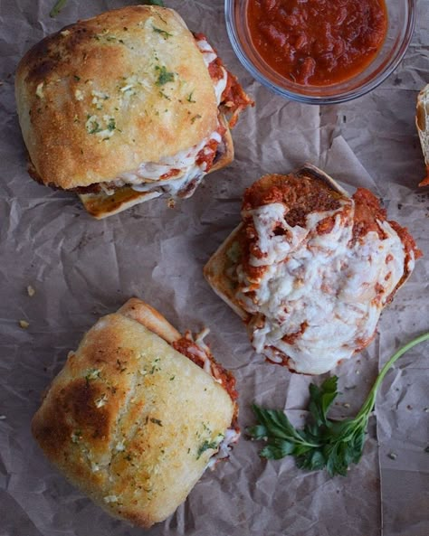 Chicken Parm Panini, Garlic Bread Chicken Parm Sandwich, Chicken Parm Garlic Bread, Chicken Parm Sandwich Recipe, Parmesan Chicken Sandwich, Garlic Bread Chicken, Chicken Parm Sandwich, Cheese Garlic Bread, Chicken Parmesan Sandwich