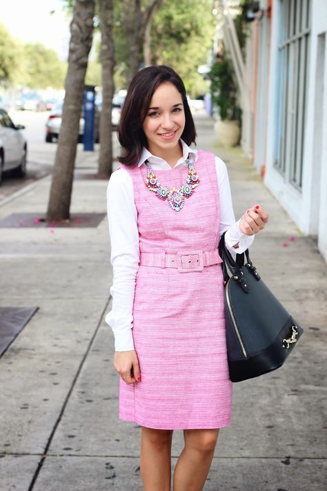 White Shirt Under Dress Outfit, Sleeveless Dress With Shirt Underneath, Long Sleeve Shirt Under Dress, Shirt Under Dress Outfit, Dress With Shirt Underneath, Shirt Under Dress, Dress With Shirt, How To Wear Shirt, T Shirt Branca