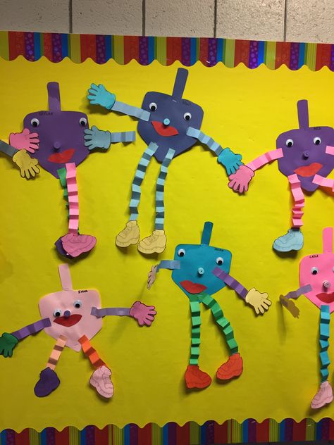 Hannukah Art Preschool, Chanukah Bulletin Board, Latke Craft Preschool, Hannakuh Crafts For Toddlers, Hanukkah Preschool Crafts, Hanuka Crafts For Kids, Chanukah Crafts For Kids, Hannukah Crafts Preschool, Channukah Decorations