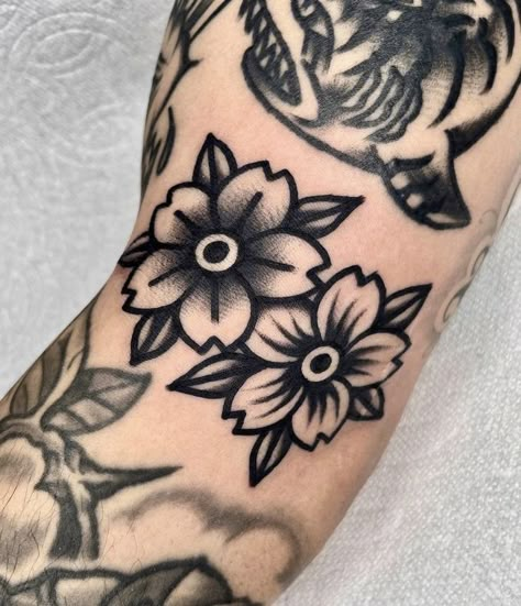 Flower Tattoos Traditional, Traditional Tattoo Wrist, Traditional Flower Tattoo, Traditional Tattoo Filler, Small Traditional Tattoo, Traditional Tattoo Drawings, Traditional Black Tattoo, Traditional Tattoo Inspiration, Traditional Tattoo Flowers