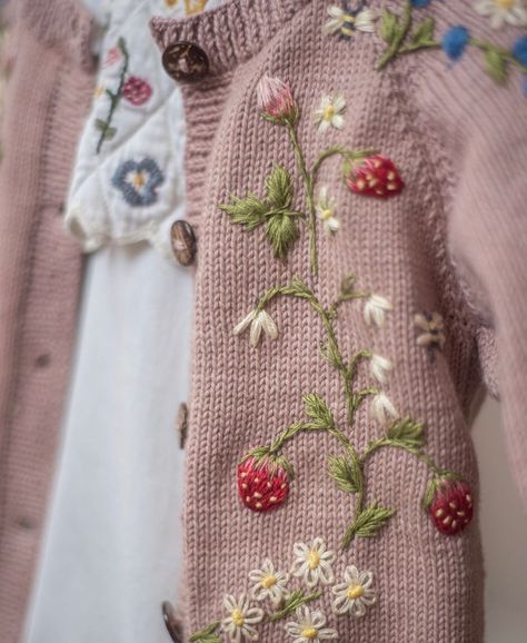 Strawberry Cardigan, Strawberry Vine, Embroidery Stitches Beginner, Strawberry Baby, Clothes For Babies, Baby Sweater Knitting Pattern, Crochet Christmas Decorations, Embroidery Sweater, Wool Embroidery