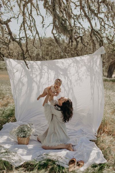 Mother Daughter Photoshoot, White Sheet, Mother's Day Photos, Kids Photoshoot, Outdoor Photoshoot, Christmas Minis, Mom Kid, Baby Photoshoot, Home Photo