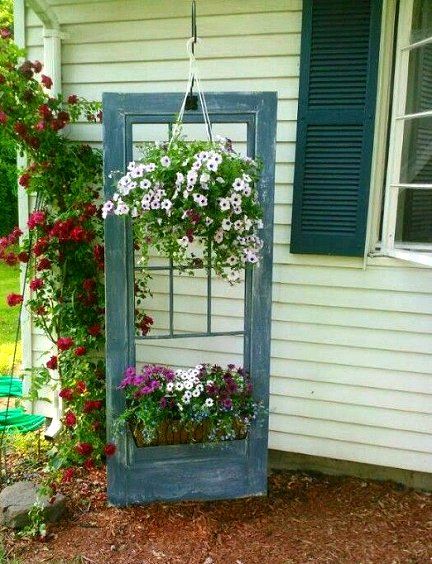 Dishfunctional Designs: How To Use Old Doors In Your Garden: Upcycled Doors Deco Champetre, Vintage Garden Decor, Cottage Gardens, Garden Yard Ideas, Old Door, Garden Doors, Old Doors, Garden Cottage, Vintage Garden