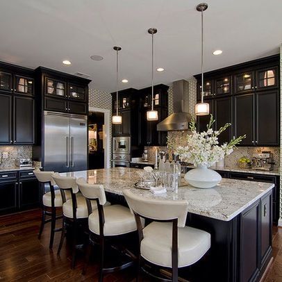 Kitchen Backsplash Decor, Backsplash Decor, Traditional Kitchen Design, New Kitchen Cabinets, Dark Cabinets, Beautiful Kitchen, Black Cabinets, Kitchen Tops, Counter Tops