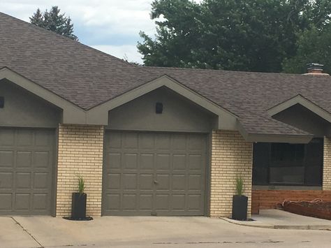 Brick House Exterior With Siding, Pale Brick House Exterior, Green And Brick House, Yellow Brick Exterior Color Schemes, Yellow Brick House Exterior Update, Yellow Brick House Exterior Color Schemes, Blonde Brick House Exterior, Blonde Brick Exterior Color Schemes, Blonde Brick House Exterior Trim Color