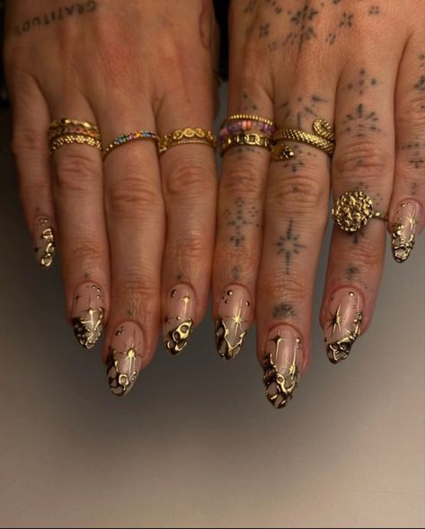 Nyc Aesthetic Nails, Sade Nails, Jewel Nail Designs, Gold Acrylics, Golden Line, Nagel Tips, Nail Swag, Fake Nail, Dark Nails