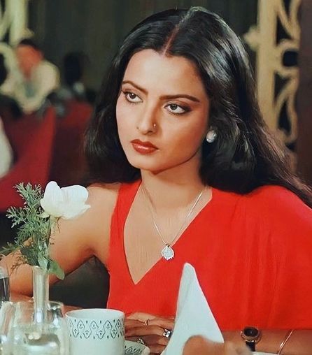 Bollywood Actress - Silsila Movie Silsila Movie, Rekha Actress, Bollywood Retro, Dark Feminine Aesthetic, Vintage Bollywood, Indian Aesthetic, Feminine Aesthetic, Portrait Inspiration, Bollywood Fashion