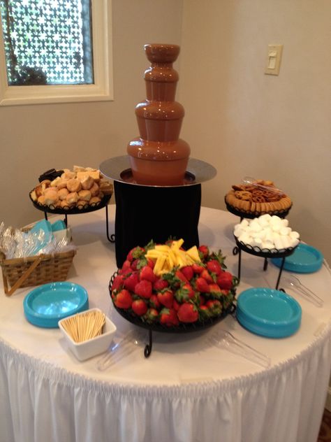 Chocolate Fountain Chocolate Fontaine, Chocolate Fountain Recipe, Chocolate Fountain Ideas, Chocolate Fountain Wedding, Chocolate Fountain Bar, Chocolate Fountain Recipes, Chocolate Fondue Fountain, Picnic Fruit, Fondue Fountain