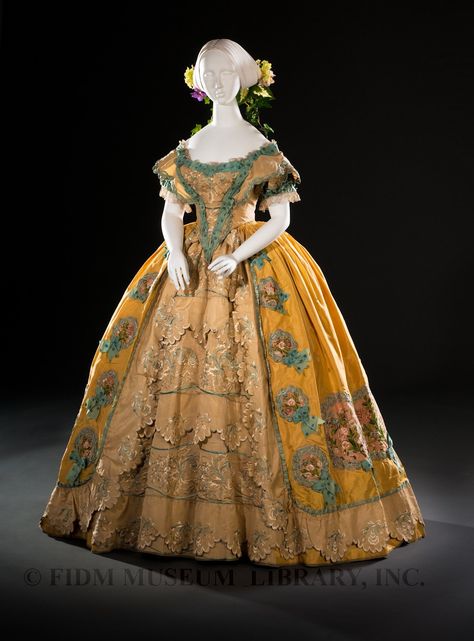 Rate the Dress: 1852 does 18th century Historical Gowns, 1850s Fashion, Victorian Dresses, 1860 Fashion, Historic Fashion, 1800s Fashion, Dress History, 19th Century Fashion, History Fashion