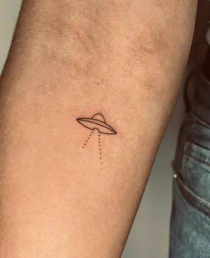 Alien Best Friend Tattoos, Small Alien Ship Tattoo, Flying Saucer Tattoo Simple, Small Tattoos Space, Alien Tattoo Simple, Minimal Space Tattoo, Fine Line Music Tattoo, Small Ufo Tattoo, Ufo Tattoo Simple