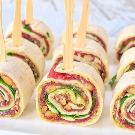 Deze carpaccio wraps zijn een perfect hapje voor bij de borrel en een welkome afwisseling op de standaard wrap rolletjes met kruidenkaas en kipfilet. Snacks Für Party, Happy Foods, Chapati, Jamie Oliver, Finger Food, High Tea, I Love Food, Finger Foods, Food Inspiration